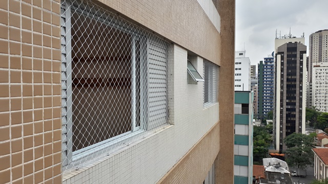 redes em janelas do condomínio itaima na rua da mata.jpg